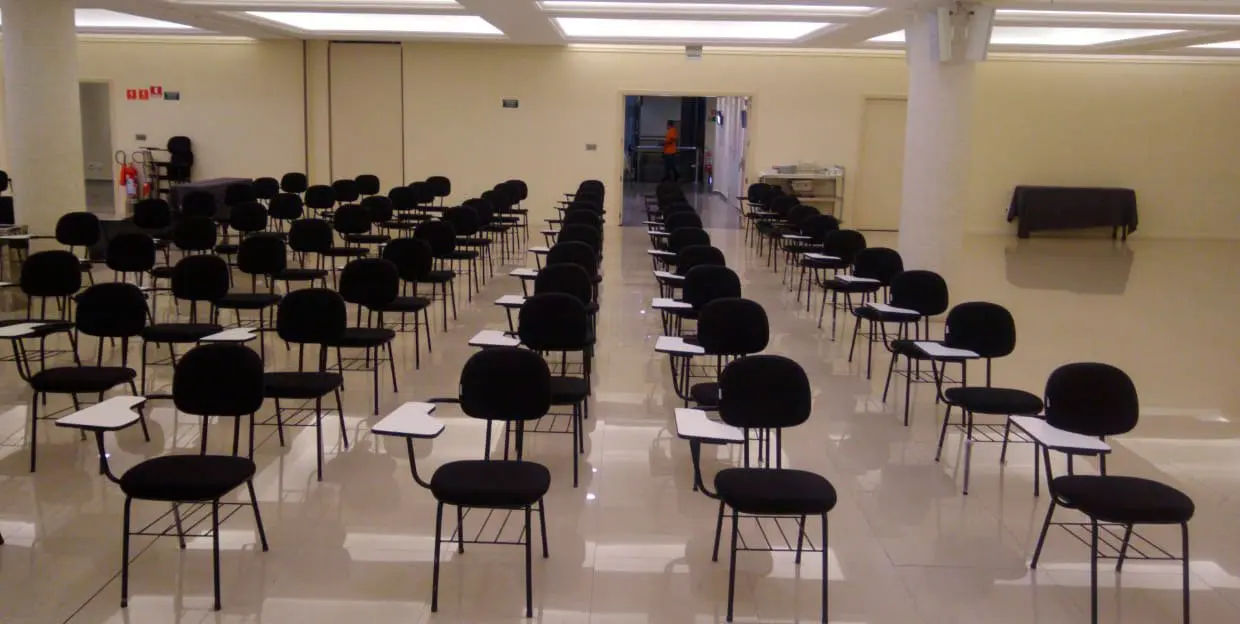 Prova com cadeiras universitárias da Rental Brasil