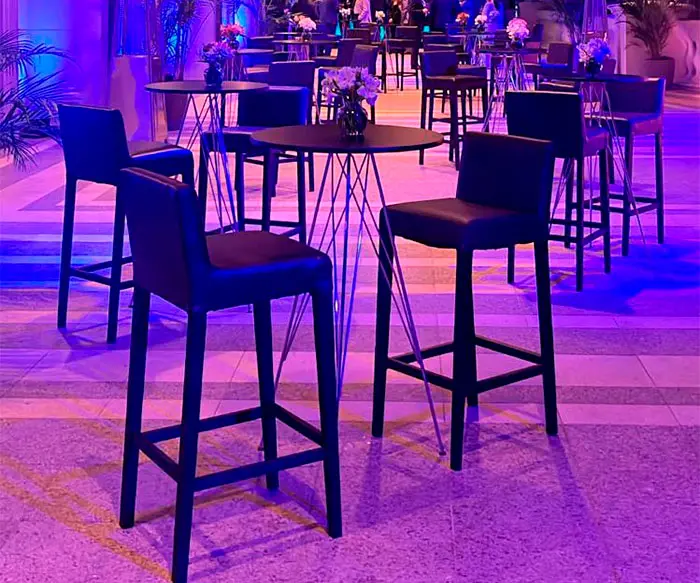 Evento com mesas bistrô Hockey e banqueta Prosa - Rental Brasil