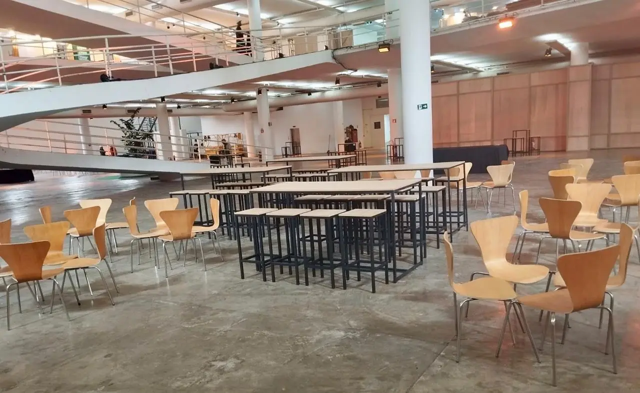 Evento com mesas bistrôs comunitárias - Rental Brasil