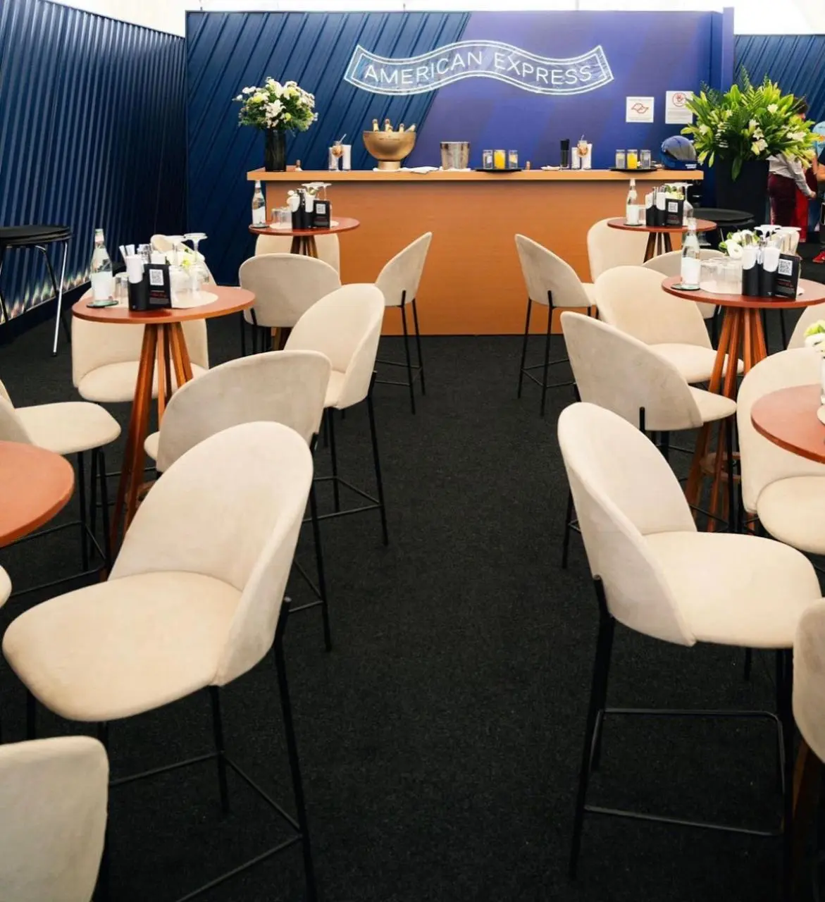 Móveis para eventos sociais que transformam qualquer celebração corporativa - Rental Brasil Locação de Móveis