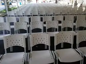 Evento com cadeiras brancas