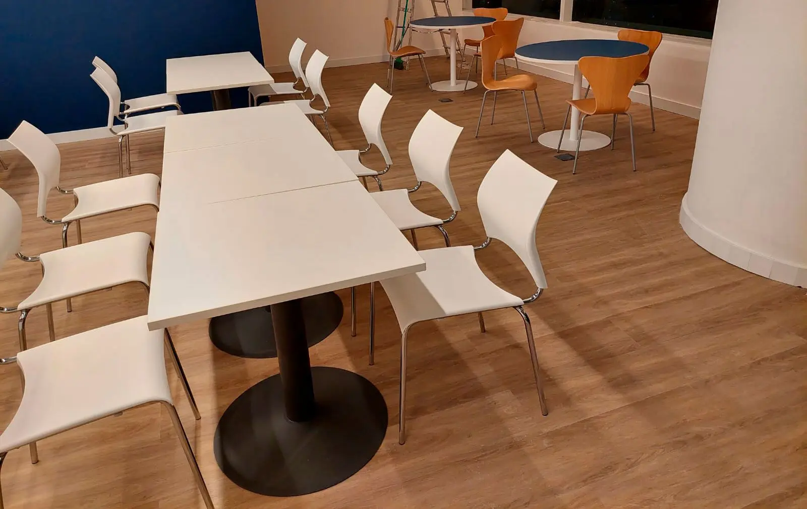 Cadeiras New com mesas de madeira
