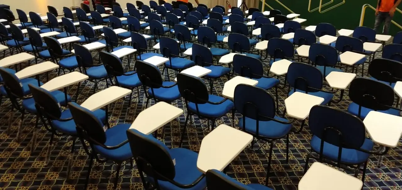 Sala de Treinamento com cadeiras universitárias