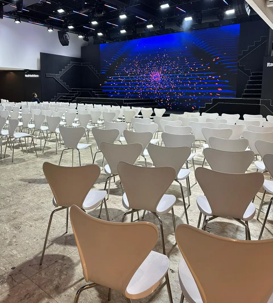 Evento equipado com as cadeiras Jacobsen Brancas da Rental Brasil