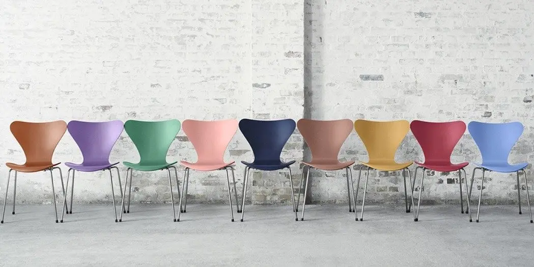 Cadeiras Jacobsen coloridas para eventos