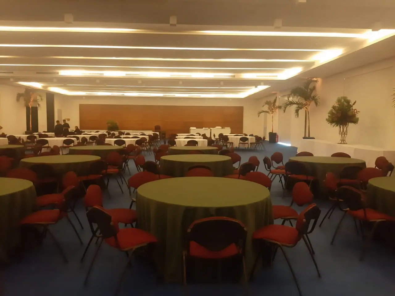 Mesas Redondas com toalhas para eventos - Rental Brasil