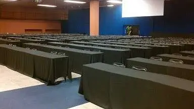 Auditório com mesa pranchão