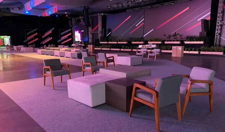 Lounge com poltronas Olinda e puffs retangulares