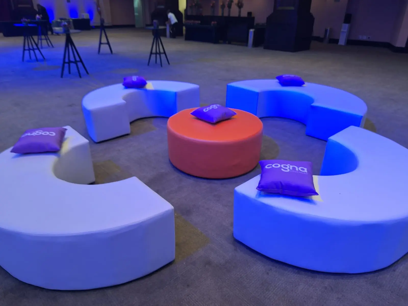 Evento com puffs Meia Lua Branco - Rental Brasil Locação de Móveis