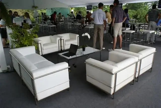 Aluguel de Poltronas e Sofás Le Corbusier LC Branco para Festas - Rental Brasil Locação de Móveis